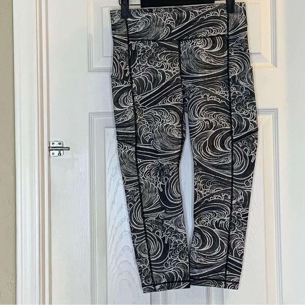 Lululemon Speed Wunder Crop Mid Rise Seawheeze Size 6 Waves Black White